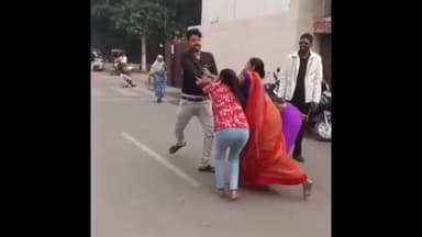 ग्वालियर गिर्द: हजीरा में हाई-वोल्टेज ड्रामा: बीच सड़क पर लाठी-डंडों से मारपीट, वीडियो वायरल