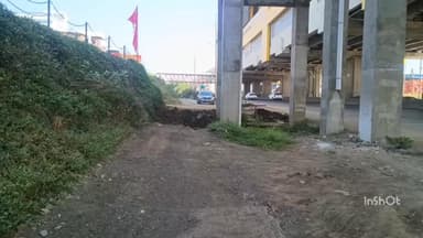 हातोद: हातोद गांधीनगर मेट्रो स्टेशन के पास अज्ञात ने सड़क पर लगाया मिट्टी का ढेर, वाहन चालक परेशान