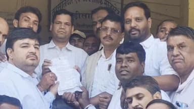 बड़ी सादड़ी: बड़ी सादड़ी घंटाघर पर किसानों की समस्याओं को लेकर कांग्रेस ने किया धरना-प्रदर्शन