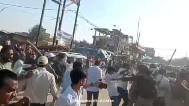 इंदरगढ़: नगर के मेन बाजार में भीम आर्मी ने पंडित धीरेंद्र शास्त्री का पुतला जलाया, विवाद के बाद पुलिस ने किया लाठीचार्ज