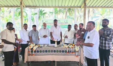 ಸವದತ್ತಿ: ಪಟ್ಟಣದಲ್ಲಿ ಉದ್ದಿನ ಕಾಳು ಹೆಸರು ಕಾಳು ಮತ್ತು ಸೋಯಾಬೀನ್ ಖರೀದಿ ಕೇಂದ್ರವನ್ನು ಉದ್ಘಾಟಿಸಿದ ಶಾಸಕ ವಿಶ್ವಾಸ ವೈದ್ಯ