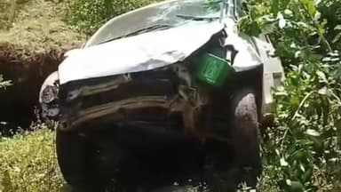 परसवाड़ा: गोंगा टोला में कार अनियंत्रित होकर गड्ढे में गिरी, महिला गंभीर रूप से घायल, एंबुलेंस से अस्पताल पहुंचाया गया