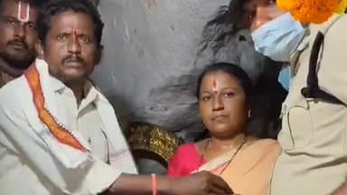 రేగొండ: బుగులోని వెంకటేశ్వర స్వామి వారికి తన కుమార్తె ఉద్యోగంలోని మొదటి జీతాన్ని సమర్పించిన తల్లిదండ్రులు