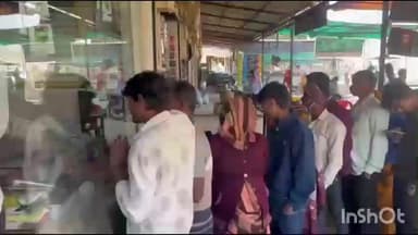 અમીરગઢ: અમીરગઢ ખાતે યુરીયા ખાતર લેવા માટે ખેડૂતોની લાંબી કતારો લાગી