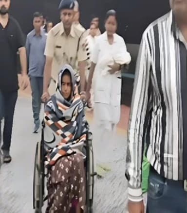 খড়গপুর ১: চলন্ত এক্সপ্রেস ট্রেনের মহিলার সন্তান প্রসব! হিজলী স্টেশনে মহিলাকে উদ্ধার করে ব্যবস্থা নিল আরপিএফ