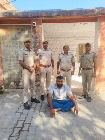 ऽ डीएसटी जोधपुर ग्रामीण एवं पुलिस थाना शेरगढ द्वारा निजी बस पर फायरिंग एवं अवैध वसूली की धमकी का मुख्य आरोपी को किया दस्तयाब।
ऽ घटना का विडियो सोशल मीडिया पर वायरल होने पर जिला विशेष टीम की त्वरित कार्यवाही।