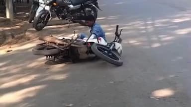 नरसिंहपुर: बीएसएनएल के सामने नशे में धुत शराबी ने राहगीरों से की अभद्रता, वीडियो वायरल