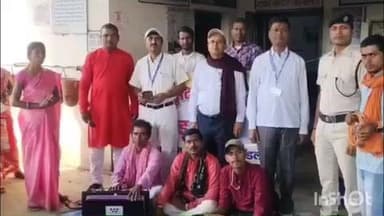 मानसी: धमारा घाट स्टेशन परिसर में नुक्कड़ नाटक के माध्यम से यात्रियों को किया जागरूक