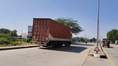 कोटड़ी: सवाईपुर में तीन वाहनों की टक्कर, बाइक सवार दो भाई गंभीर रूप से घायल