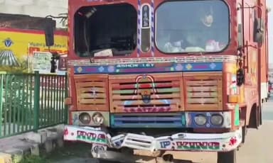 హుజూర్ నగర్: హుజూర్నగర్ లో హోటల్ లోకి దూసుకెళ్ళిన లారీ