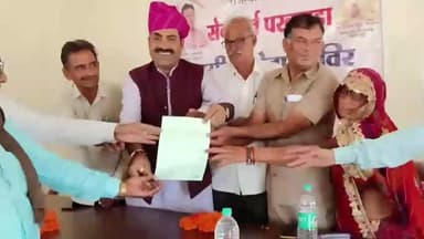 नवलगढ़: नाहरसिंघानी में आयोजित ग्रामीण सेवा शिविर का प्रधान दिनेश सुंडा ने किया निरीक्षण, पात्र परिवारों को वितरित किए पट्टे