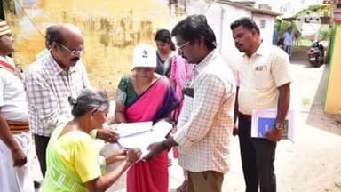 அரவக்குறிச்சி: மாவட்ட தேர்தல் அலுவலர் வாக்குச்சாவடி நிலைய அலுவலர்கள் வாக்காளர் பட்டியல் திருத்தப் பணிகளை நேரில் ஆய்வு மேற்கொண்டார் .