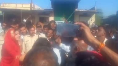 शामगढ़: किसान अपनी मांगों के साथ सड़क पर उतरे, जिला पंचायत अध्यक्ष के सामने कांग्रेस नेता की बहस