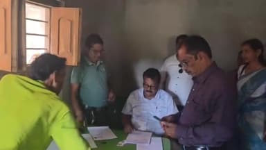 সিউড়ি ১: সিউড়ির বিধায়ক বিকাশ রায় চৌধুরী বাংলার ভোট রক্ষা শিবিরে এসে সাংবাদিকদের মুখোমুখি হয়ে কি বললেন? শুনুন