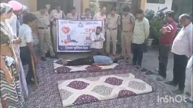 गंधवानी: पुलिस मुख्यालय के निर्देश पर गंधवानी थाना में लोगों को CPR का प्रशिक्षण दिया गया