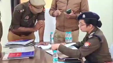 जसवंतनगर: कोतवाली सभागार में पुलिस की विशेष बैठक, सीओ आयुषी ने शांति व्यवस्था व अपराध नियंत्रण के लिए दिए सख्त निर्देश