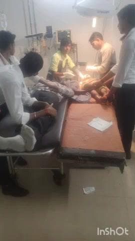 टूंडला: टूंडला ओवर ब्रिज के नीचे टेंपो से टकराई बाइक, पिता और पुत्री घायल