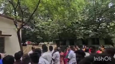 மதுரை தெற்கு: திமுக மாவட்ட செயலாளர் திமுகவினரை ஆபாசமாக பேசியதாக கூறி திமுகவினர் சாலை மறியல்