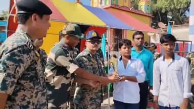 হিঙ্গলগঞ্জ: গোবিন্দ কাটি এলাকায় স্কুলের পড়ুয়াদের নিয়ে বিভিন্ন ধরনের টুর্নামেন্টের আয়োজন করা হলো বিএসএফের উদ্যোগে