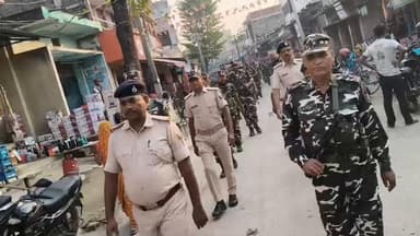 आगामी बिहार विधानसभा चुनाव के दूसरे चरण के मतदान को लेकर कुनौली थाना क्षेत्र में फ्लैग मार्च किया जा रहा है।