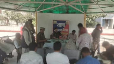 कांठ: कांठ थाना समाधान दिवस में सुनी गई फरियादियों की समस्याएं, थाने में आयोजित हुआ समाधान दिवस