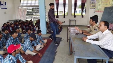 गुलाना: ग्राम मंगलाज में बच्चों को साइबर फ्रॉड से बचाव की जानकारी, थाना प्रभारी जनक सिंह रावत ने ऑनलाइन सुरक्षा का महत्व बताया