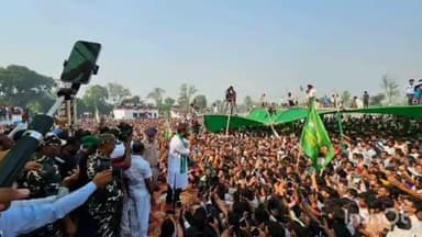 तुरकौलिया: तुतकौलिया के परशुरामपुर में शनिवार को महागठबंधन के प्रत्याशी राजेन्द्र राम के लिए खेसारी यादव ने सभा को संबोधित किया