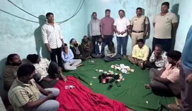 జహీరాబాద్: చిన్న హైదరాబాద్ గ్రామంలో పేకాట శిబిరం పై పోలీసుల దాడి, 11 మందిపై కేసు నమోదు