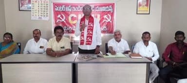 సిద్దిపేట అర్బన్: సిద్దిపేట జిల్లా కేంద్రంలో జరిగిన సిఐటియు జిల్లా కమిటీ సమావేశంలో పాల్గొన్న సిఐటియు రాష్ట్ర అధ్యక్షుడు చుక్క రాములు