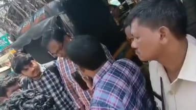 శ్రీకాకుళం: శ్రీకాకుళం కింతలి ఆటో స్టాండ్ స్థలాన్ని రెవెన్యూ అధికారులు శనివారం సీఐ సమక్షంలో సర్వే