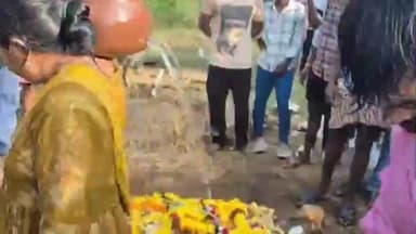 శ్రీకాకుళం: అనారోగ్యంతో మృతిచెందిన తండ్రికి కుమార్తె తలకొరివి పెట్టిన ఘటన లావేరు మండలం బెజ్జపురంలో జరిగింది.