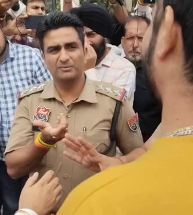KARNAL LIVE: SHO करनाल रामलाल शर्मा — जनता कहती है ‘पुलिस हो तो ऐसी!’ हरियाणा के ईमानदार और जांबाज अफसर की मिसाल"
#Karnal #HaryanaPolice #RamlalSharma #HonestOfficer #JambazPolice #DutyFirst #P