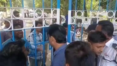 সালানপুর: বার্নপুর ইস্কো কারখানার গেটের সামনে বিক্ষোভ অভিভাবকদের