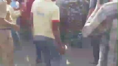 शिरोळ: शिरोळ तालुक्यात ऊस आंदोलन भडकल; कारखाना समर्थक कार्यकर्त्यांशी आंदोलनकर्त्यांचा मोठा वाद