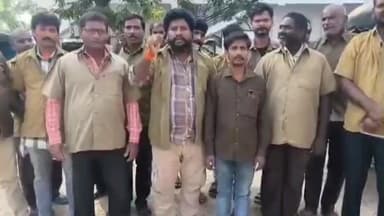 శ్రీకాకుళం: శ్రీకాకుళంకింతలి ఆటో స్టాండ్ను కొందరు వ్యక్తులు గత కొద్దికాలంగా కబ్జా చేయడానికి ప్రయత్నిస్తున్నారని ఆటో డ్రైవర్స్ నిరసన