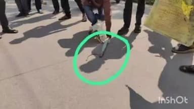 హుజూరాబాద్: హనుమాన్ దేవాలయం వద్ద స్కూటీ పెట్రోల్ ట్యాంక్ కింద నక్కిన పాము పిల్ల, భయాందోళనకు గురైన ద్విచక్ర వాహన యజమాని