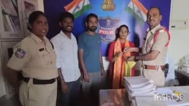 జమ్మికుంట: నిజాయితీని చాటుకున్న యువకులు, రోడ్డుపై పడిఉన్న బంగారాన్ని పోలీసుల సమక్షంలో మహిళలకు అప్పగింత
