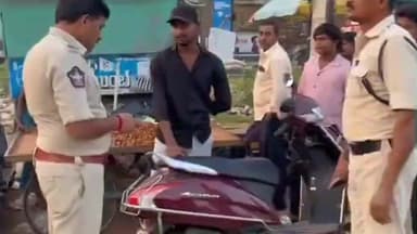 నరసన్నపేట: నరసన్నపేట పట్టణంలోని కళాశాల రహదారి జంక్షన్ వద్ద వాహన తనిఖీ లు నిర్వహించిన ఎస్ఐ దుర్గాప్రసాద్