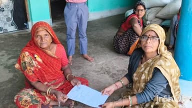 त्योंदा: चुनाव आयोग के निर्देश पर BLO ने घर-घर जाकर जनप्रपत का वितरण किया