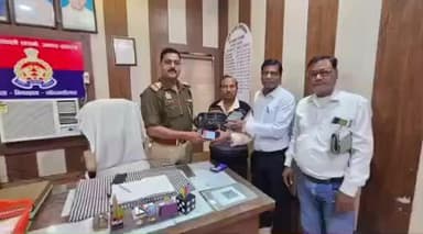 सासनी: समामई 14 नंबर भट्टा के पास सड़क हादसे के बाद मृतक परिचालक के रुपयों से भरे बैग को पुलिस ने विभाग के अधिकारियों को सौंपा