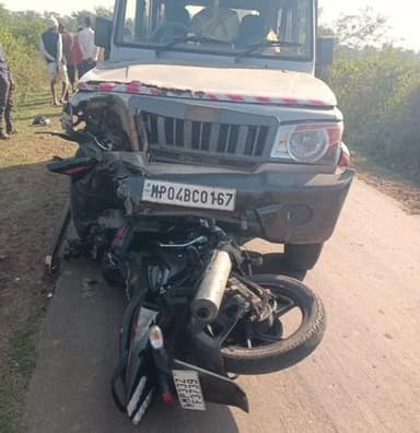 रन्नौद: धंदेरा में तेज रफ्तार कार ने बाइक को मारी टक्कर, तीन युवक गंभीर रूप से घायल, मेडिकल कॉलेज रेफर