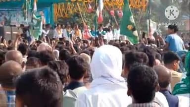 फेनहारा: फेनहारा हाई स्कूल में राजद प्रत्याशी संध्या रानी के समर्थन में सुपरस्टार खेसारी लाल यादव ने महती जनसभा को संबोधित किया