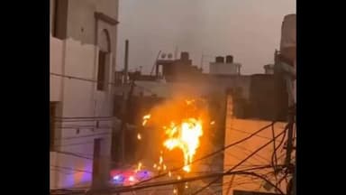 ਜਲੰਧਰ 1: ਜਲੰਧਰ ਦੇ ਹਰਬੰਸ ਨਗਰ ਵਿਖੇ ਹਾਈ ਵੋਲਟੇਜ ਤਾਰਾਂ ਨੂੰ ਲੱਗੀ ਭਿਆਨਕ