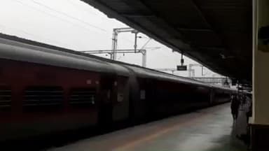 आबू रोड: आबूरोड रेलवे स्टेशन पर वरिष्ठ वाणिज्य प्रबंधक ने किया निरीक्षण, यात्रियों की सुविधा और राजस्व व्यवस्थाओं का लिया जायजा