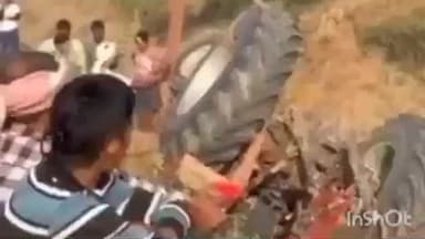 सादाबाद: बरामई के जंगला रोड पर अनियंत्रित होकर ट्रैक्टर गहरे गड्ढे में गिरा, ग्रामीणों और पुलिस ने किया रेस्क्यू, दो हुए घायल