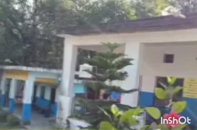 जवाली: ओम हैल्प फाउंडेशन ने रा प्रा पाठशाला कैहरियां के बच्चों को बांटे गर्म स्वेटर