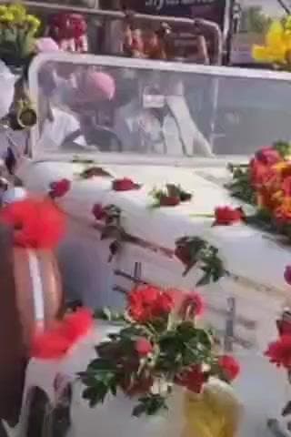 नवाबगंज: पटेल तिराहे पर दूल्हे की विंटेज कार रोकी गई, सीट बेल्ट न लगाने पर ट्रैफिक इंस्पेक्टर ने दी चेतावनी, वीडियो वायरल