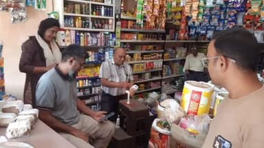 वारासिवनी: बबलू किराना और कन्हैया किराना पर खाद्य सुरक्षा प्रशासन की टीम ने की कार्रवाई, खाद्य सामग्री के लिए नमूने लिए