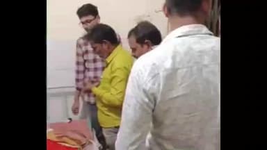 रसड़ा: सिसवार चट्टी के पास सड़क किनारे खड़े ट्रेलर से तेज रफ्तार बाइक भिड़ी, हादसे में पति की मौत, पत्नी गंभीर घायल