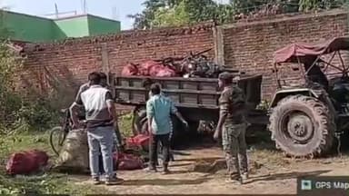 महागामा: महागामा में अवैध कोयला तस्करी पर सीआईएसएफ की बड़ी कार्रवाई, दो मोटरसाइकिल और पाँच साइकिलों पर लदा 7.5 टन कोयला बरामद